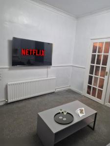 Modern 3 Bed Home Central Location free WiFi Netflix and street parking