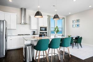 Stylish 4BR Lake House