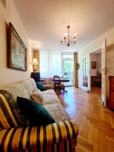 Quiet apartment near metro and old town