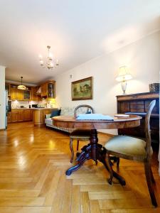 Quiet apartment near metro and old town