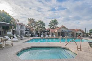 Neat King Bed Golf Pickleball Pool Hot Tub Parking