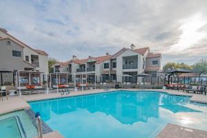 Neat King Bed Golf Pickleball Pool Hot Tub Parking