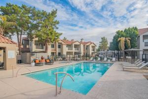 Neat King Bed Golf Pickleball Pool Hot Tub Parking