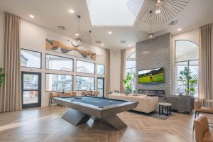 Rare King Bed Hot Tub Pool Golf Pickleball Parking