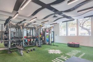 Cozy King Bed Golf Pickleball Pool Hot Tub Parking