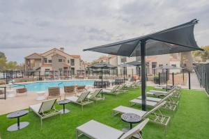 Cozy King Bed Golf Pickleball Pool Hot Tub Parking