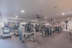 Chic Golf Pickleball Pool Hot Tub King Bed Parking