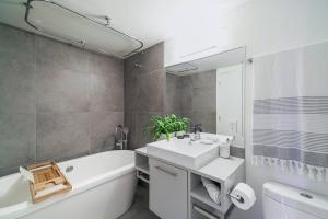 Gorgeous Water View Unit in Downtown Vancouver