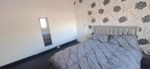 Modern 3 bedroom 2 bathroom Free Wifi Central Location