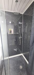 Modern 3 bedroom 2 bathroom Free Wifi Central Location