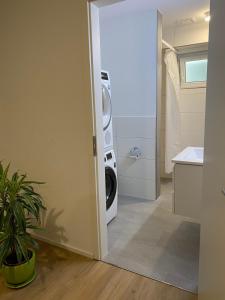 Privates Gästezimmer mit eigenem Bad & Küche im UG