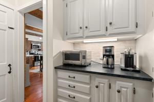 Vermont Retreat with private pool and tennis court