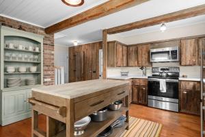 Vermont Retreat with private pool and tennis court