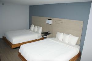 Queen Room with Two Queen Beds - Non-Smoking room in Quality Inn Van Buren