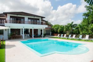 Lives off Colorada Beach