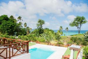 Lives off Colorada Beach