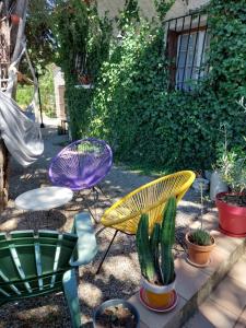 Maisons d'hotes La Campagne de Lili - Chambre et Cuisine sur Terrasse privee : photos des chambres