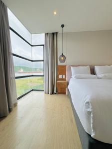 Accommodation Front - Vibrant 4 sleeper with Open Harbour Views