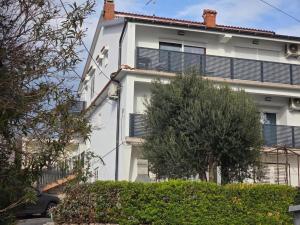 Apartments with parking space Palit, Rab - 4983 - 3hvězdičkové hotely ve městě Rab