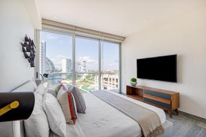 Oceanview 3 BR condo, rooftop pool&jacuzzi, beach!