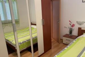 Apartments by the sea Smokvica Krmpotska, Novi Vinodolski - 24410