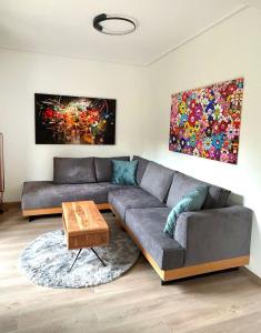 Modern Secluded Living in Athens - Minutes from Metro