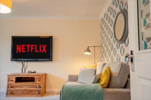 Stylish 3-Bed, Garden & Secure Parking - M5 5 mins