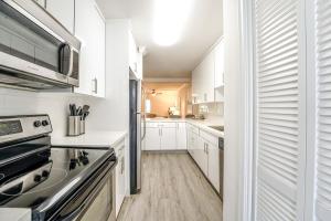 Boca Waterfront with Pool, Gym, Parking and Short Walk to the Beach