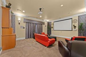 New Upscale 1BR Stay with Mini Golf Sauna & Heated Pool