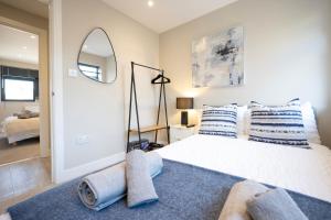 Modern 2 Bedroom Flat, Central Chatham, Self Check-in