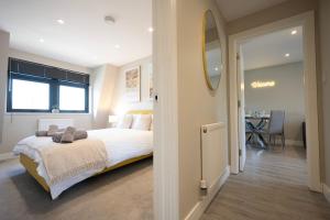 Modern 2 Bedroom Flat, Central Chatham, Self Check-in