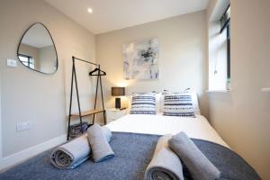 Modern 2 Bedroom Flat, Central Chatham, Self Check-in