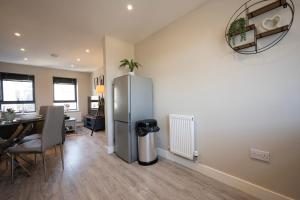 Modern 2 Bedroom Flat, Central Chatham, Self Check-in