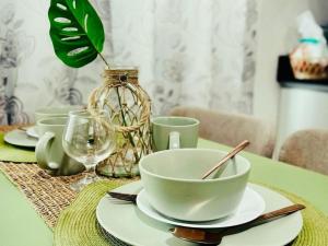 Walk to Abreeza Mall, High Floor, 1 Bedroom, Balcony with View, Parking, WiFi, Netflix, Kitchen, Washer - T1-2518