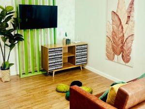 Walk to Abreeza Mall, High Floor, 1 Bedroom, Balcony with View, Parking, WiFi, Netflix, Kitchen, Washer - T1-2518