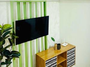 Walk to Abreeza Mall, High Floor, 1 Bedroom, Balcony with View, Parking, WiFi, Netflix, Kitchen, Washer - T1-2518