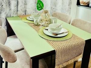 Walk to Abreeza Mall, High Floor, 1 Bedroom, Balcony with View, Parking, WiFi, Netflix, Kitchen, Washer - T1-2518