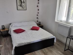 Maisons de vacances Maison calme avec clim, WIFI, jardin et vue sur le Lay - FR-1-194-274 : photos des chambres