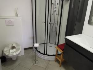 Maisons de vacances Maison calme avec clim, WIFI, jardin et vue sur le Lay - FR-1-194-274 : photos des chambres