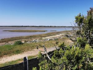 Maisons de vacances Maison calme avec clim, WIFI, jardin et vue sur le Lay - FR-1-194-274 : photos des chambres