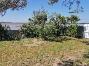 Maisons de vacances Maison calme avec clim, WIFI, jardin et vue sur le Lay - FR-1-194-274 : photos des chambres
