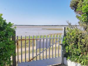Maisons de vacances Maison calme avec clim, WIFI, jardin et vue sur le Lay - FR-1-194-274 : Maison de Vacances