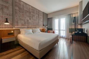King Guest Room with Balcony and Etna View