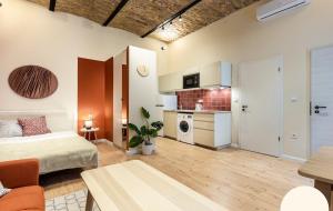 Cozy apartment in Akacfa st, Sun - Hoteles de 3 estrellas en Budapest