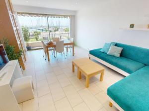 Spacieux 2P rénové face mer avec terrasse et garage - FR-1-196-381