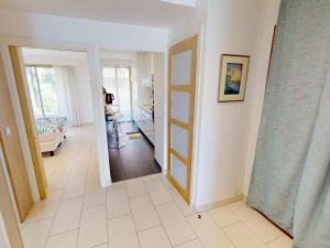 Spacieux 2P rénové face mer avec terrasse et garage - FR-1-196-381