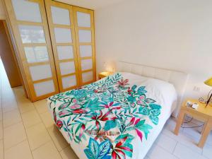 Spacieux 2P rénové face mer avec terrasse et garage - FR-1-196-381