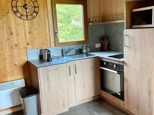 Chalets Chalet atypique plein de charme avec garage et balcon, ideal pour familles - FR-1-761-33 : photos des chambres