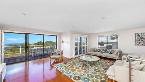 Headlands at Killcare by HolidayCo