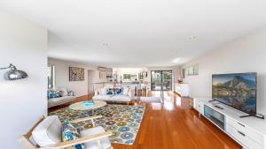 Headlands at Killcare by HolidayCo